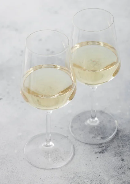 Deux Verres Vin Rafraîchissant Blanc Maison Été Sur Fond Pierre — Photo