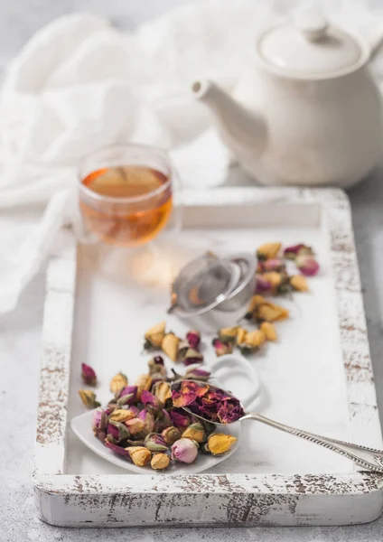 Gül Tomurcukları Çay Topu Süzgeci Çaydanlığı Beyaz Arka Planda Keten — Stok fotoğraf