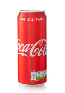 LONDON, İngiltere - 22 Ocak 2022: Coca Cola Orijinal soda kutusu beyaz üzerine.