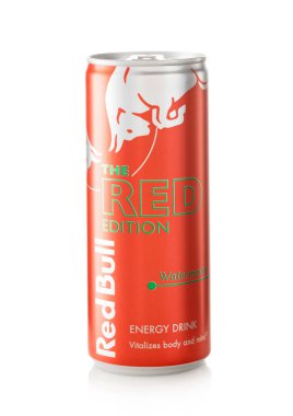 LONDON, İngiltere - 25 ARALIK 2021: Beyaz karpuz tadı olan Red Bull Enerji İçeceği 'nin yaz versiyonu.