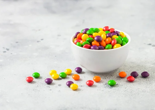 Bonbons Aux Fruits Multicolores Dans Bol Blanc Sur Fond Clair — Photo