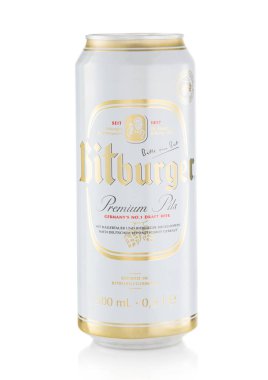 LONDON, İngiltere - 10 Şubat 2022: Bitburger Alman premium pils lager birası üzerine bira.