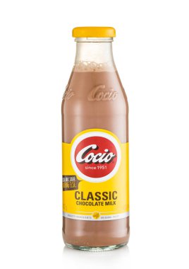 LONDON, İngiltere - 05.2022 MART: Cocio orijinal çikolata içeceği beyaz üzerine cam şişe.