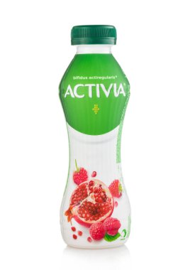 LONDON, İngiltere - Mart 01.2022: Nar ve ahududu Activia yoğurt beyaz üzerine. Kahvaltı için en iyisi.