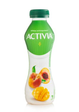 LONDON, İngiltere - Mart 01.2022: Mango ve şeftalili Activia içeceği.