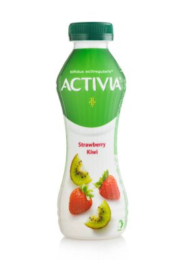 LONDON, İngiltere - 05.2022 MART: Beyaz üzerine çilek ve kivi ile Activia yoğurt içeceği.