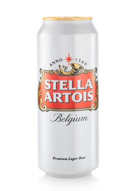 LONDON, İngiltere - 27 Şubat 2022: Stella Artois beyaz üzerine alüminyum kutu bira. Ürün og Belçika