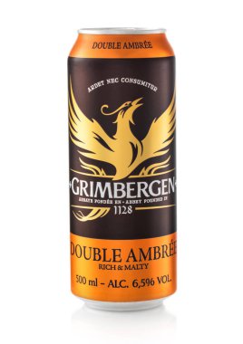 LONDON, İngiltere - 12.2022 FEBRUARY: Alüminyum kutu Grimbergen beyaz üzerine duble ambree bira.