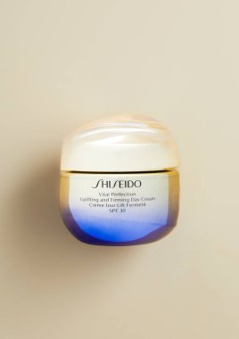 LONDON, İngiltere - ŞUBAT 02.2022: Shiseido Hayati mükemmellik canlandırıcı krem.
