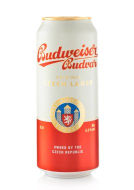 LONDON, İngiltere - ŞUBAT 06.2022: Budvar orijinal czech bira beyaz teneke üzerinde alüminyum bira.