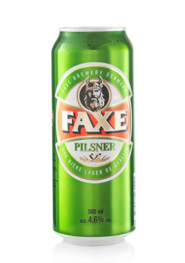 LONDON, İngiltere - 01.2022 FEBRUARY: Beyaz üzerine yeşil alüminyum kutu faxe bira. Danimarka Ürünleri.