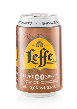 LONDON, İngiltere - 1 Şubat 2022: Leffe kahverengi alkolsüz beyaz bira.