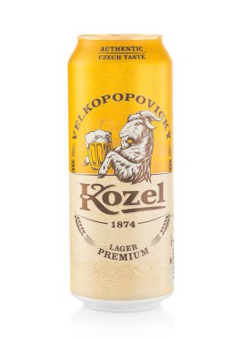 Londra, İngiltere - 10 Şubat 2022: Kozel Premium birası beyaza. Çek Cumhuriyeti Ürünleri
