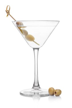 Klasik bardakta votka martini cin kokteyli bambu çubuğunda zeytin ve beyaz arka planda taze zeytin..