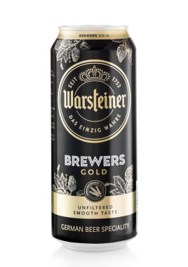 LONDON, İngiltere - 02.2022 Mart: Warsteiner alüminyum kutuda altın lager birası üretiyor