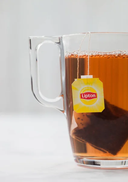 London October 2020 Lipton Yellow Label Tea Bag Clear Glass — Foto Stock