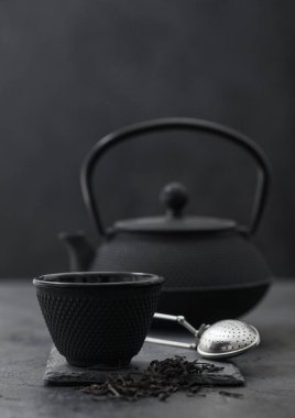 Çin çaydanlığı fıskiyeli ve fincanlı siyah çay..