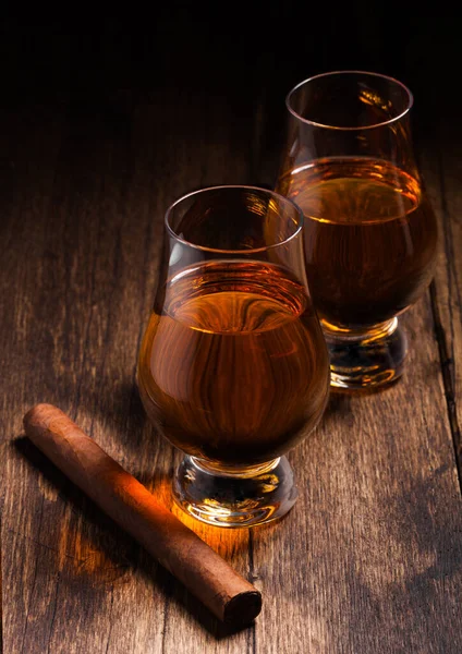 Single Malt Scotch Whisky Glencairngläsern Mit Kubanischer Zigarre Auf Holztischhintergrund — Stockfoto