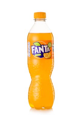 LONDON, İngiltere - 24 Mayıs 2022: Plastik şişe Fanta orijinal portakallı soda beyaz üzerine.