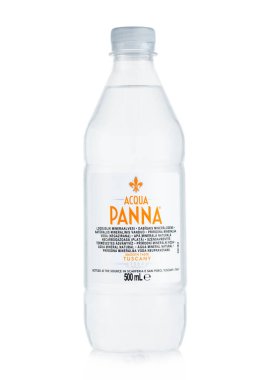 LONDON, İngiltere - MAYIS 01, 2022: ACQUA PANNA hala beyaz şişede maden suyu.