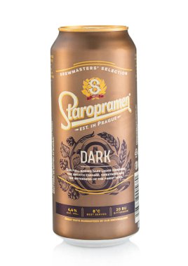 LONDON, İngiltere - Mayıs 02, 2022: Beyaz üzerine alüminyum kutuda Staropramen koyu bira. Prag 'da kuruldu