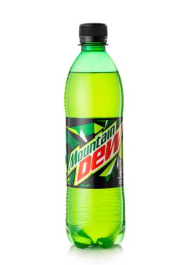 LONDON, İngiltere - 24 Mayıs 2022: Mountain Dew orijinal gazoz içeceği beyaz üzerine.