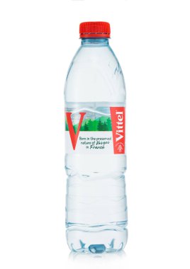 LONDON, İngiltere - 02 Mayıs 2022: Vittel minerali hala beyaz üzerinde doğal su.