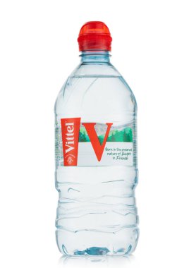 LONDON, İngiltere - 28 Mayıs 2022: Vittel 'in beyaz üzerine hala maden suyu spor versiyonu.