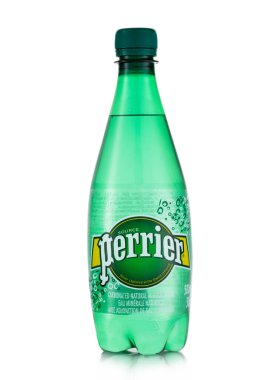 LONDON, İngiltere - 14 Mayıs 2022: Beyaz üzerine küçük bir şişe Perrier mineral karbonatlı su.