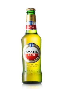 Londra, İngiltere - 22 Mayıs 2022: beyaz bira üzerine bir şişe Amstel birası. Hollnand Ürünleri