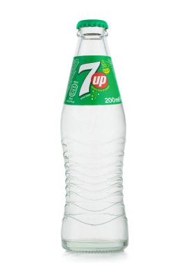 Londra, İngiltere - 10 Mayıs 2022: 7UP klasik limon ve limonlu soda beyaz şişede.