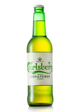 LONDON, İngiltere - Haziran 02, 2022: Bir şişe filtresiz Carlsberg Danimarka birası üzerine beyaz bira