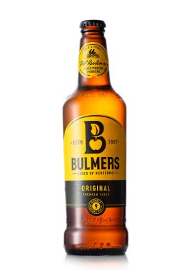 LONDON, İngiltere - Haziran 02, 2022: Bir şişe Bulmers Orijinal elma şarabı beyaz üzerine.