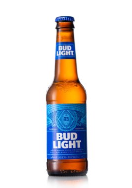 LONDON, İngiltere - 11 Mayıs 2022: Bud light bira beyaz üzerine cam şişe.