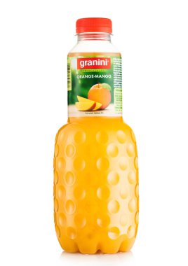 LONDON, İngiltere - 20 Mayıs 2022 Granini Orange ve Mango taze meyve suyu karışımı beyaz şişede.