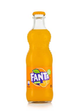 LONDON, İngiltere - 10 Mayıs 2022: Fanta orijinal portakallı soda şişesi beyaz üzerinde.