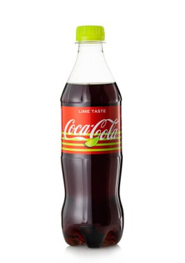 LONDON, İngiltere - 23 Mayıs 2022: Beyaz üzerinde limon tadı olan Coca Cola.