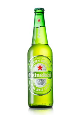 LONDON, İngiltere - 10 Haziran 2022: Beyaz bira üzerine saf Heineken birası .