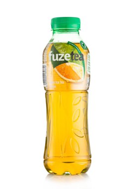 LONDON, İngiltere - 11 Nisan 2022: Limonla birlikte bir şişe Fuze Green Tea.