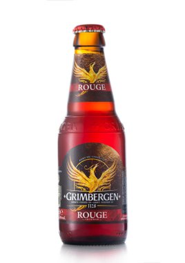 LONDON, UK - 12 Haziran 2022 Grimbergen Rouge kırmızı bira şişesi üzerine beyaz şarap. Belçika popüler birası.