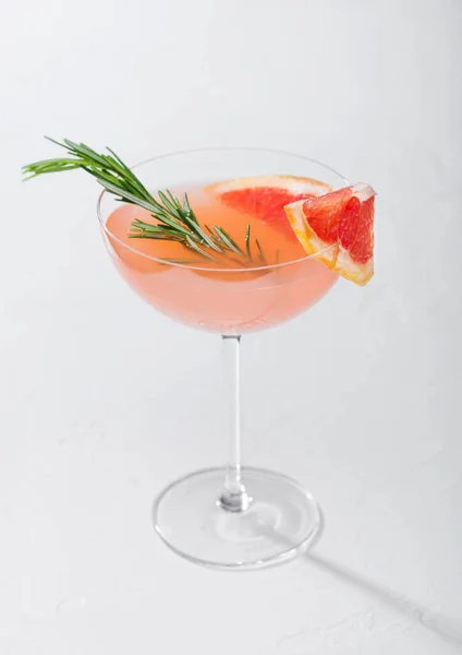 Kristal Martini Bardağında Kırmızı Greyfurt Yaz Kokteyli Meyve Dilimi Beyaz — Stok fotoğraf