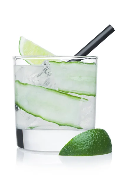 Gimlet Cocktail Glas Mit Eiswürfeln Und Stroh Gurke Und Limettenscheibe — Stockfoto