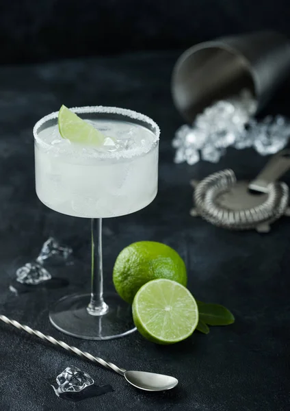 Luxe Glas Margarita Cocktail Met Verse Limoenen Barlepel Met Ijsblokjes — Stockfoto