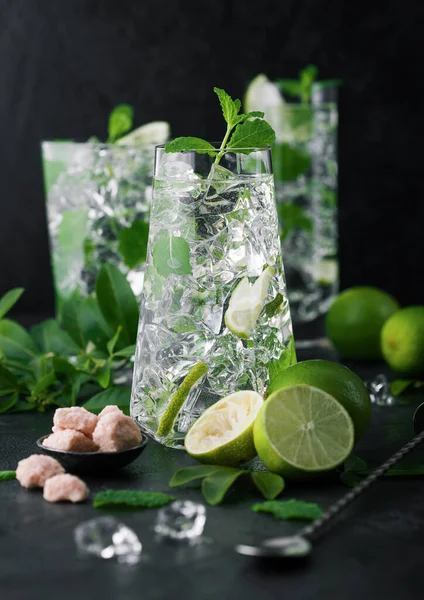 Glasögon Mojito Cocktail Med Isbitar Mint Och Lime Svart Bräda — Stockfoto