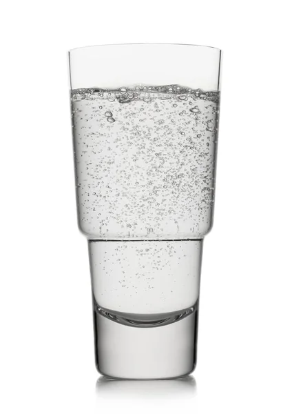 Luxus Glas Mit Natürlichem Mineralwasser Auf Weißem — Stockfoto