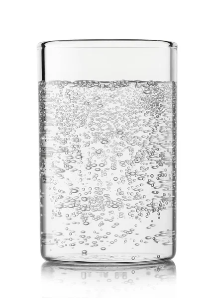 Mineralglittrande Vatten Med Bubblor Highball Glas Vit Bakgrund — Stockfoto
