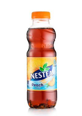 LONDON, İngiltere - 26 Nisan 2022: Beyaz şeftalili Nestea Buzlu Çay.