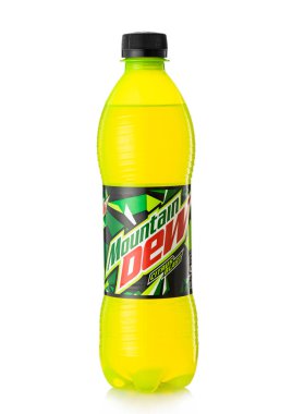 LONDON, UK - 12 Mayıs 2022: Şişe Mountain Dew Citrus beyaz üzerine soda.