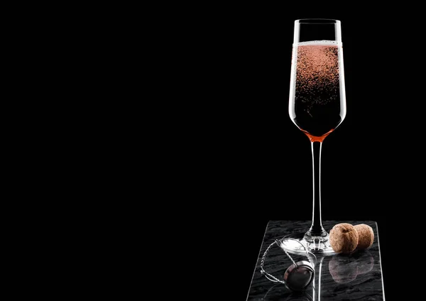 黒の背景に黒の大理石ボードにコルクとワイヤーのケージとピンクのローズ シャンパンのエレガントなガラス — ストック写真