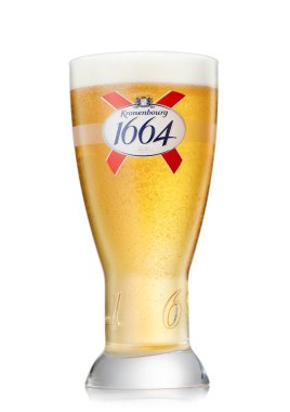 LONDON, İngiltere - 15 AĞUSTOS 2022: 1664 Kronenbourg birası orijinal bardak ve köpüklü bira.